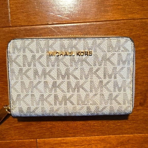 Michael Kors Beige Monogram Wallet - Picture 1 of 4
